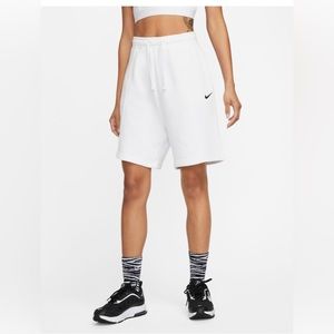 NWT Sz Medium Nike Women's Sportswear Essential Fleece High Rise Shorts